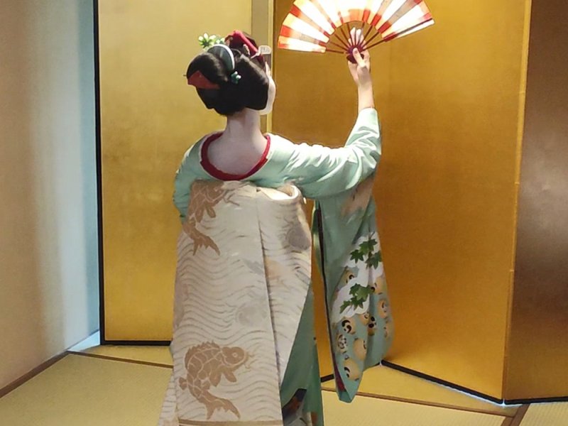 <Playing in the living room with Maiko in a private Kyomachiya>