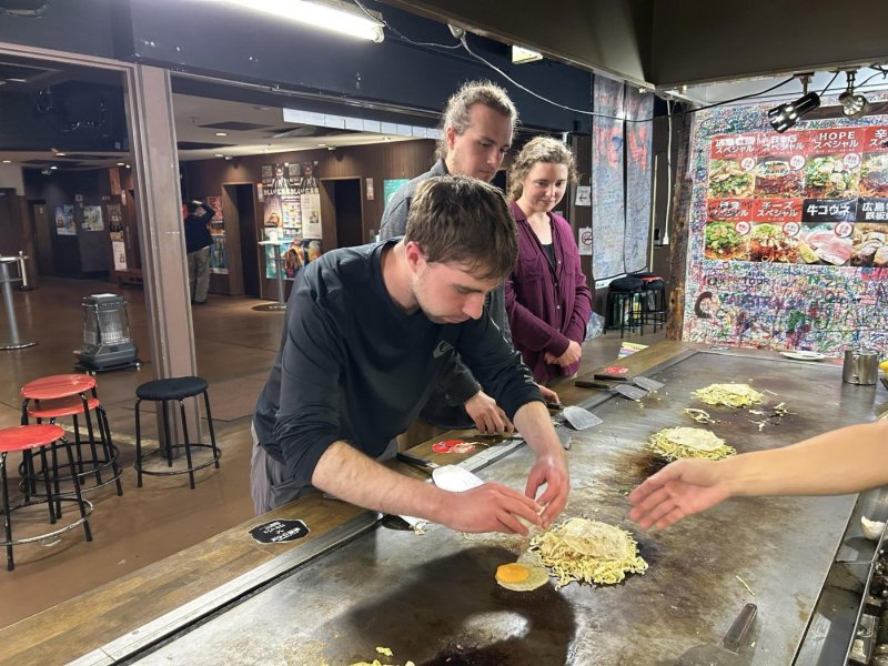 A Night Cycling Tour to Explore, Taste, and Experience the Origins of &ldquo;Okonomiyaki&rdquo; and &ldquo;Hiroshima&rdquo;